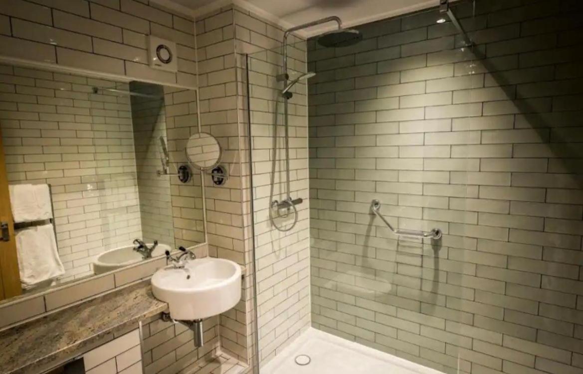 The New Hobbit Hotel Rooms 哈利法克斯 外观 照片