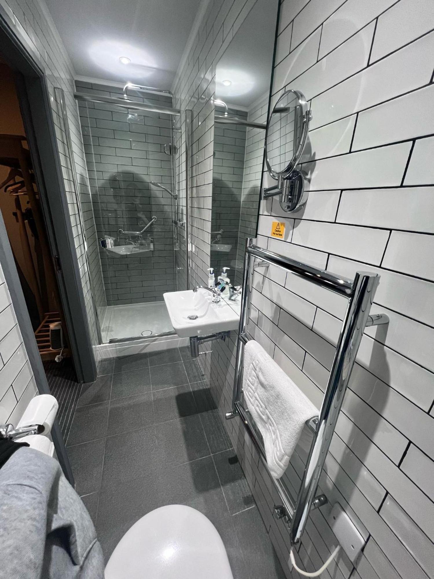 The New Hobbit Hotel Rooms 哈利法克斯 外观 照片